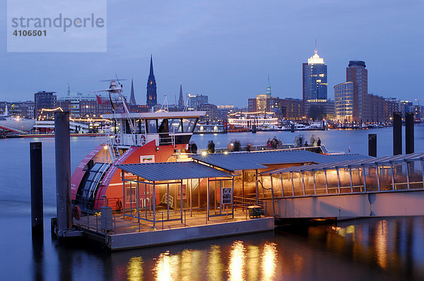 Fähranleger mit Hafenfähre im Hamburger Hafen  Deutschland