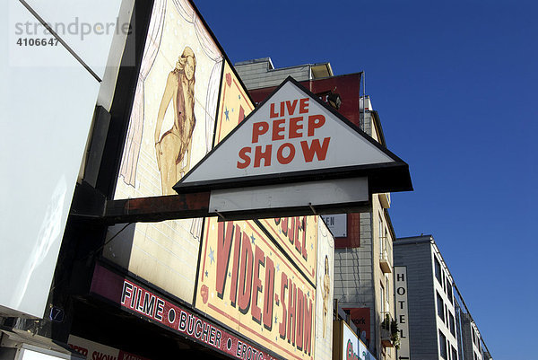 Peep Show auf der der Reeperbahn in St. Pauli  Hamburg  Deutschland