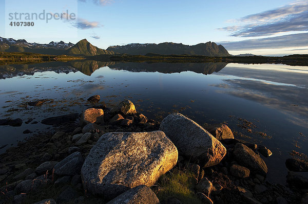 Mitternachsstimmung Insel Austvagoy  Lofoten  Provinz Nordland (Nordland Fylke)  Norwegen