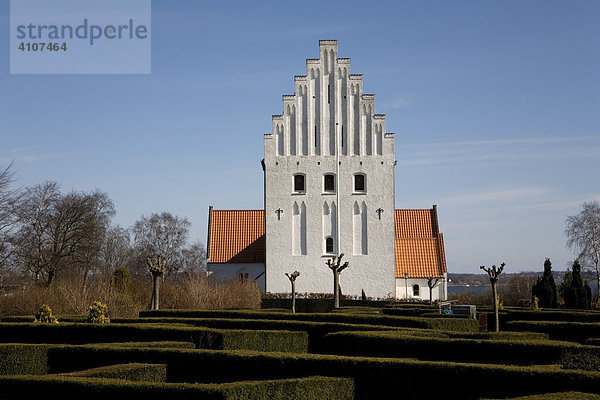 Typische dänische Kirche mit Treppenturm  Rinkenaes  Dänemark