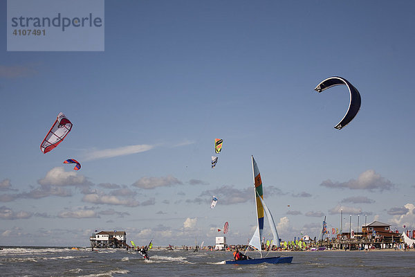 Kitesurf Trophy 2007  Pfahlbauten  St Peter Ording  Schleswig-Holstein  Nordfriesland  Nordsee  Deutschland  Europa