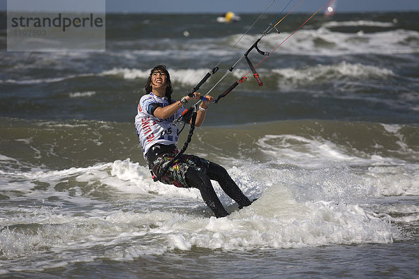 Die deutsche Meisterin Sabrina Lutz bei der Gard Kitesurf Weltmeisterschaft 2007  St Peter Ording  Nordfriesland  Nordsee  Schleswig-Holstein  Norddeutschland  Deutschland  Europa