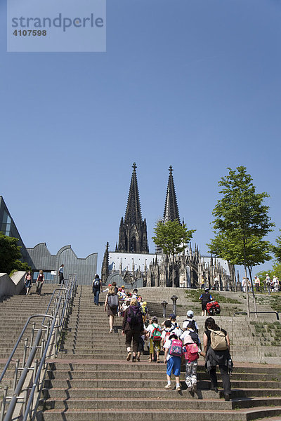 Rheinufertreppen  Dom  Köln  Nordrhein-Westfalen  Deutschland  Europa