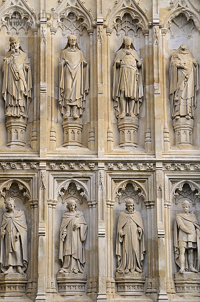 Kathedrale von Canterbury  Säulen  in die nördliche Außenmauer geschnitzt  Canterbury  Kent  England  Vereinigtes Königsreich.