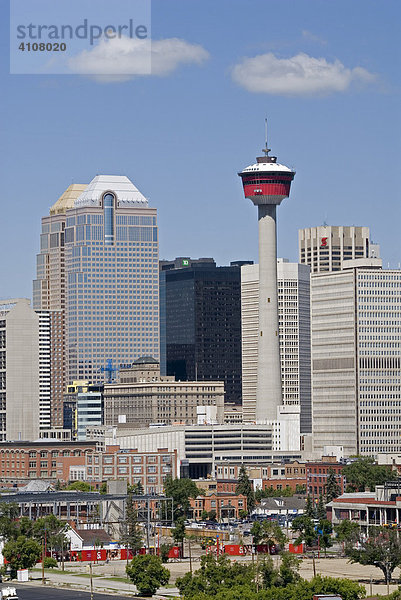 Downtown Calgary mit dem Calgary Tower vom Südosten  Alberta  Kanada
