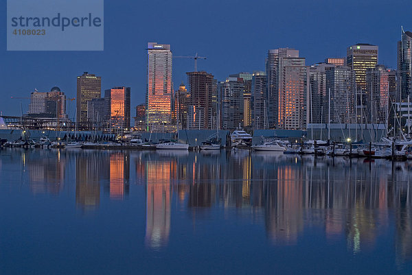 Spiegelung des Abendhimmels  Coal Harbour  Downtown Vancouver  Britisch Kolumbien  Kanada