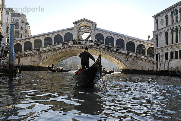 Gondel  Gondelfahrer am Canale Grande vor der Rialtobrücke  Venedig  Italien