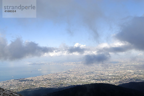 Blick vom Gipfel des Vesuv auf Neapel  Kampanien  Italien