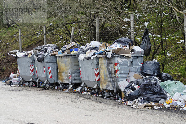 überquellende Abfalltonnen am Vesuv  Kampanien  Italien