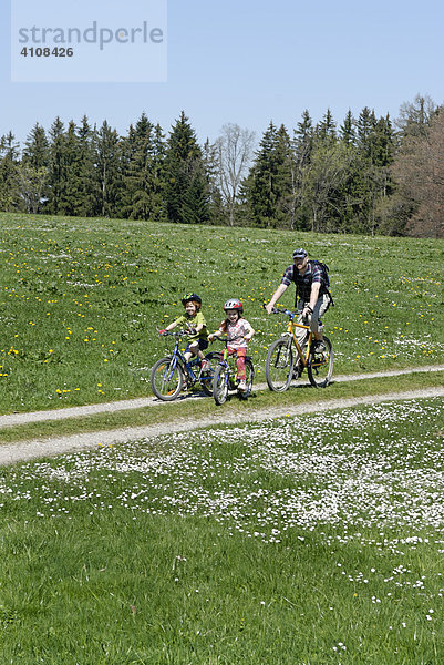 Familie bei einer Radtour bei Königsdorf  Oberbayern  Bayern  Deutschland  Europa