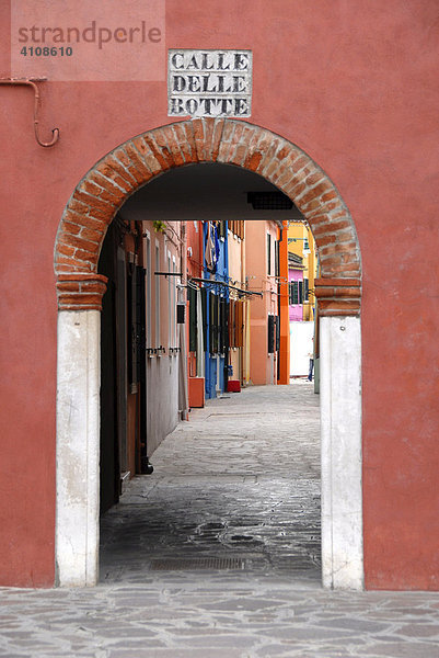 Durchgang auf Burano  Insel Burano  Venedig  Venetien  Italien