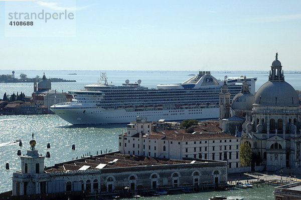 Aussicht vom Campanile  Kreuzfahrtschiff Golden Princess  Venedig  Venetien  Italien  Europa
