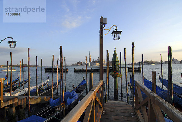 Gondel Anlegestelle  Venedig  Venetien  Italien  Europa