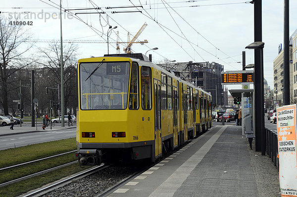 Straßenbahn im Zentrum Berlin  Deutschland  Europa