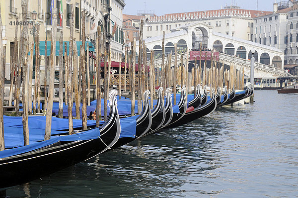 Gondeln  Rialto Brücke  Venedig  Venetien  Italien