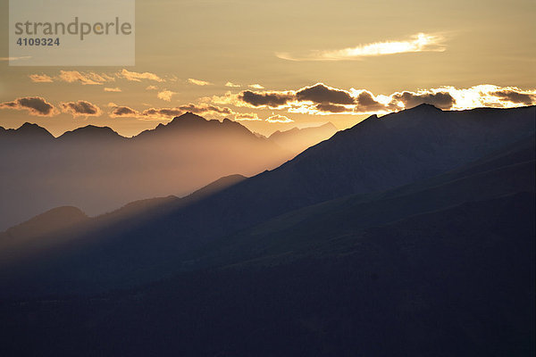 Blick vom Tschiernock auf die letzten Sonnenstrahlen in den Hohen Tauern  Kärnten  Österreich