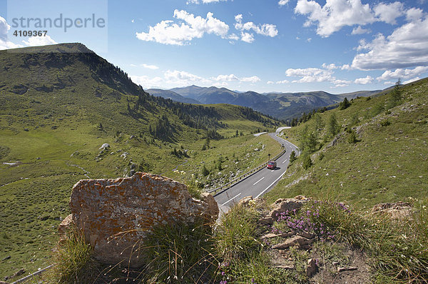 Die Schiestlscharte (2024 m) an der Nockalmstraße  Nationalpark Nockberge  Kärnten  Österreich