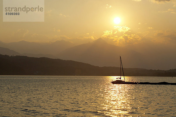 Segelboot bei untergehender Sonne am Millstätter See  Kärnten  Österreich