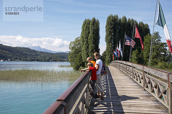 Frau und zwei Kinder auf Holzbrücke  Wörthersee  Kärnten  Österreich