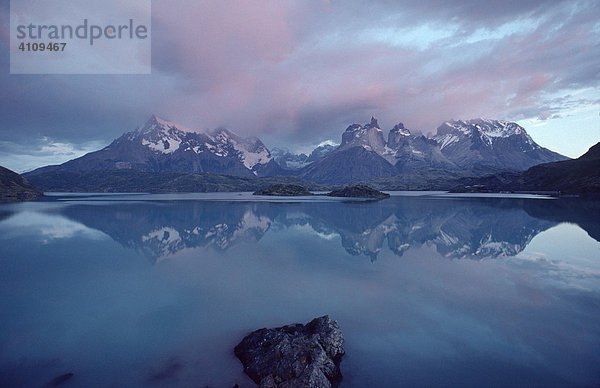 Lago Pehoe im Nationalpark Torres de Paine  Patagonien  Chile