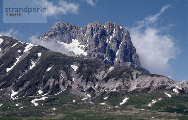 Das mächtige Massiv des Corno Grande  Abruzzen  Italien