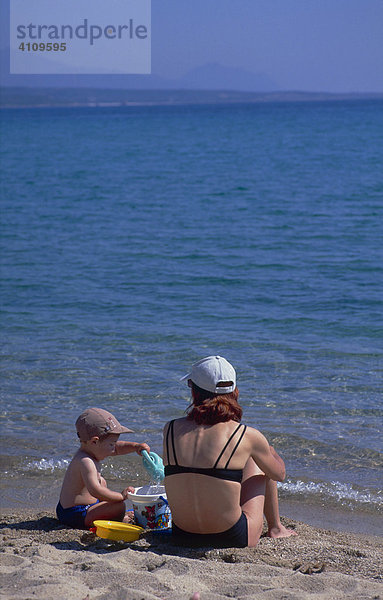 Frau und Kind am Strand  Arbatax  Sardinien  Italien