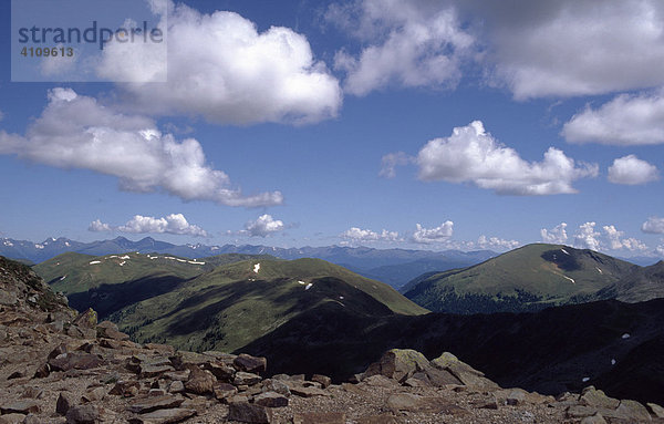 Schäfchenwolken über den Nockbergen  Kärnten  Österreich