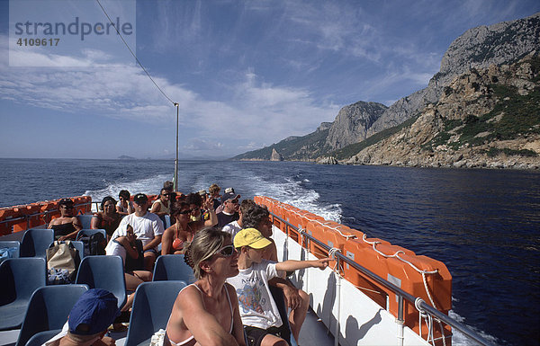 Steilküste vom Boot aus gesehen bei Pedra Longa  Sardinien  Italien