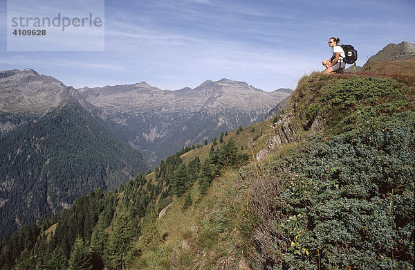 Frau beim Wandern am Bartlmann  Hohe Tauern  Kärnten  Österreich