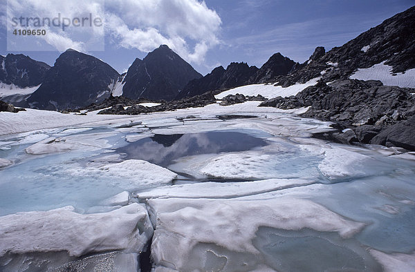 Schmelzendes Eis auf der Gradenscharte  Nationalpark Hohe Tauern  Kärnten  Österreich