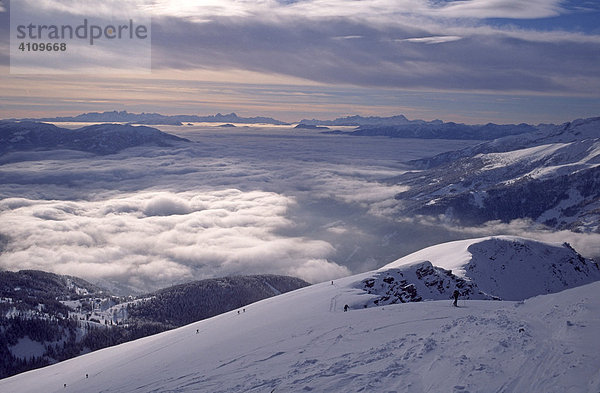 Schitourengeher steigen auf das Faschaunereck  Hohe Tauern  Kärnten  Österreich