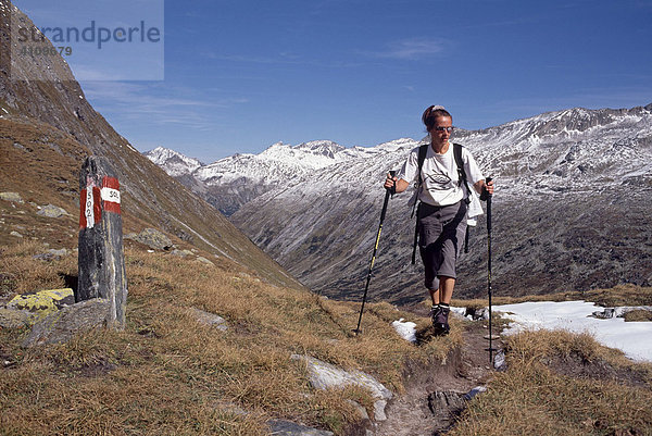 Frau wandert im Nationalpark Hohe Tauern  Kärnten  Österreich