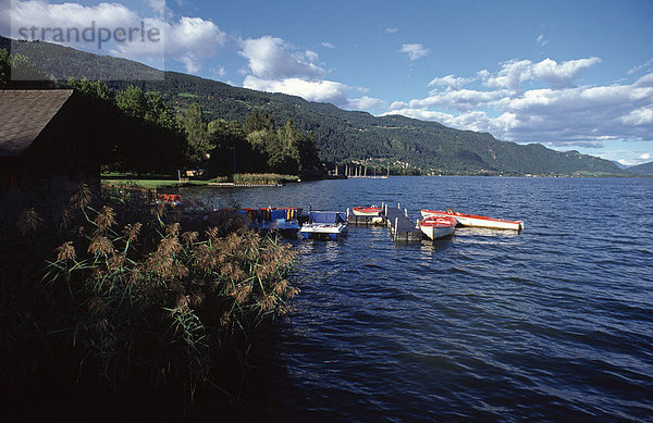 Boote am Ossiacher See in Bodensdorf  Kärnten  Österreich