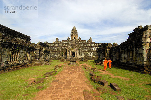 Buddhistische Mönche im Tempel Preah Khan  Angkor  Siem Reap  Kambodscha  Asien