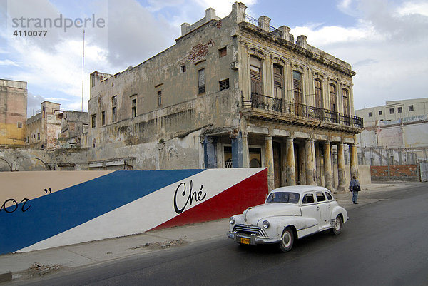 Alter amerikanischer Oldtimer in den Straßen von Havanna  Kuba