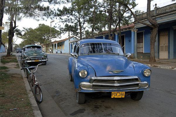 Oldtimer blau fährt in Vinales  Kuba  Karibik