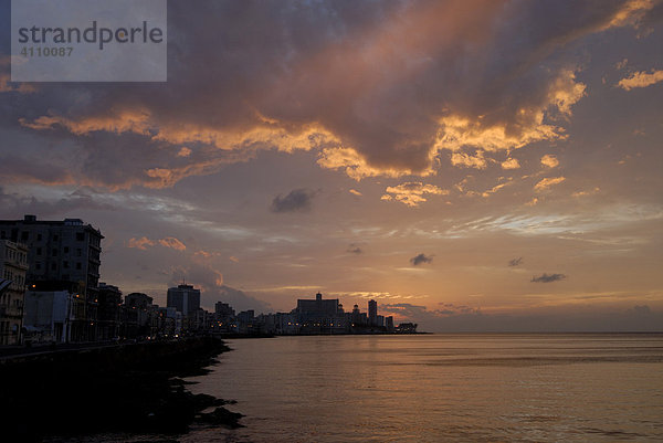 Sonnenuntergang am Malecon  Skyline  Havanna  Kuba  Karibik