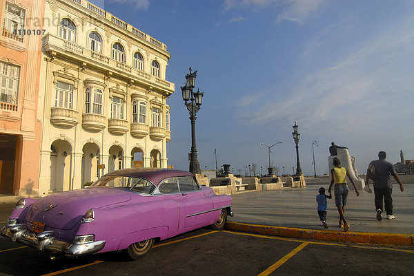 Oldtimer  Pink  vor kolonialer Fassade  Havanna  Kuba