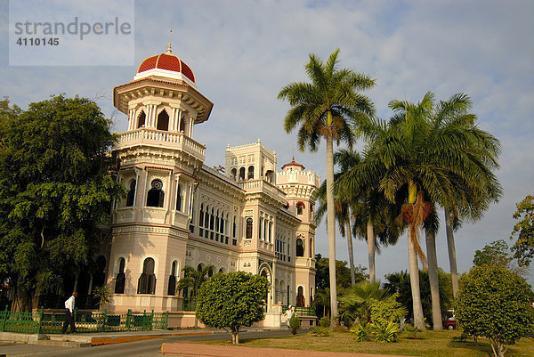 Maurische Villa mit Königspalmen (Roystonea regia)  Kolonialzeit  Cienfuegos  Kuba