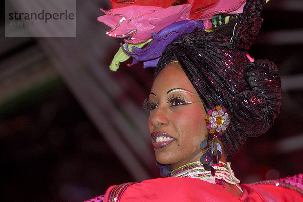 Junge Frau bei Tanzshow im Nachtclub Kabarett Tropicana  Havanna  Kuba