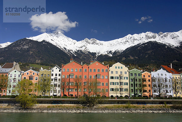 Häuserzeile von Mariahilf  Inn  Alpen  Karwendel  Altstadt  Innsbruck  Inntal  Tirol  Österreich  Europa