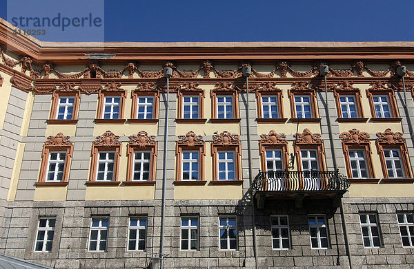 Ottoburg  Fassade  Fenster mit Balkon  Herzog-Friedrich-Straße  Altstadt  Innsbruck  Inntal  Tirol  Österreich  Europa
