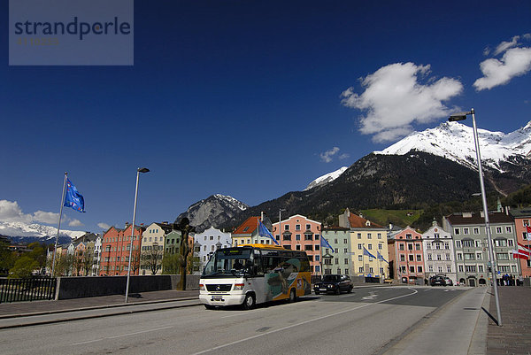Häuserzeile von Mariahilf  Bus  Altstadt  Inn  Innbrücke  Alpen  Innsbruck  Inntal  Tirol  Österreich  Europa