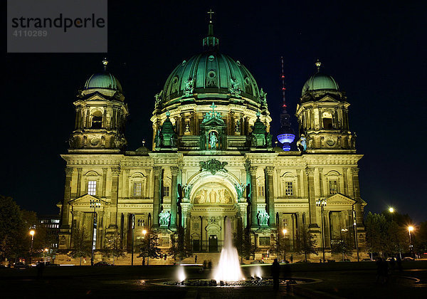 Springbrunnen vor grün erstrahltem Berliner Dom und illuminiertem Fernsehturmkugel anlässlich des Festival of Lights