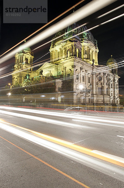 Verkehrslichtspuren vor erstrahltem Berliner Dom während des Festival of Lights