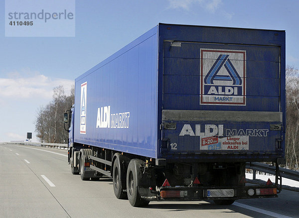 Aldi LKW unterwegs auf der Autobahn  Deutschland