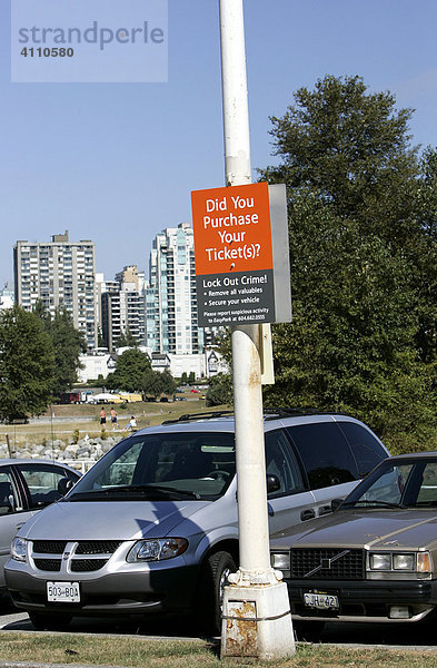 Hast du ein Ticket gekauft ? - Hinweisschild auf einem Parkplatz in Vancouver  British Columbia  Kanada