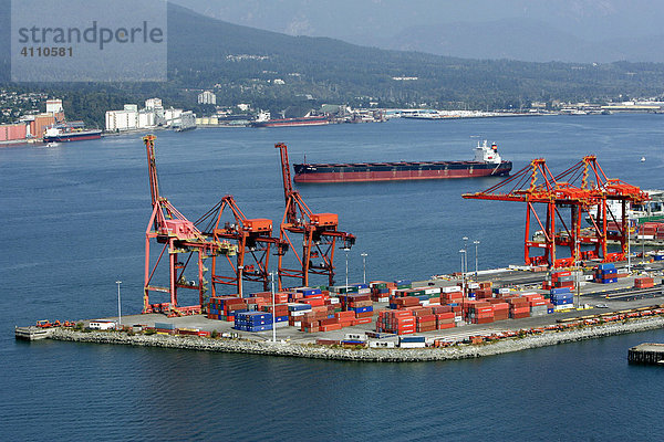 Containerhafen im Burrard Inlet in Vancouver  British Columbia  Kanada