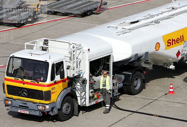 Shell Tanklastzug auf dem Berliner Flughafen Otto Lilienthal  Tegel  Berlin  Deutschland  Europa