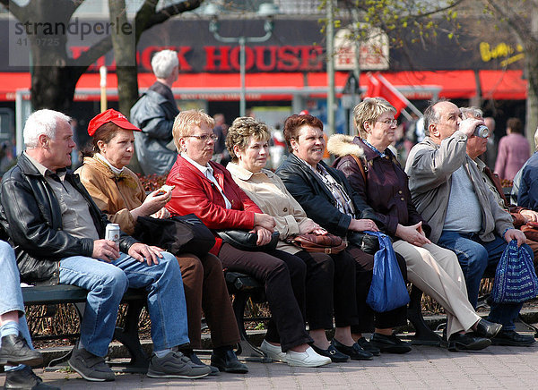 Deutsche Rentner sitzen gemeinsam auf der Parkbank